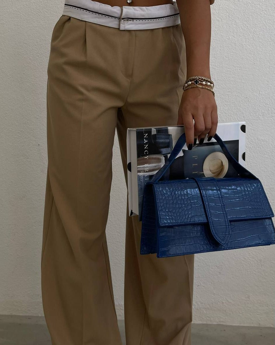 Close-up of the sleek blue design and high-quality materials of the Dua Purse