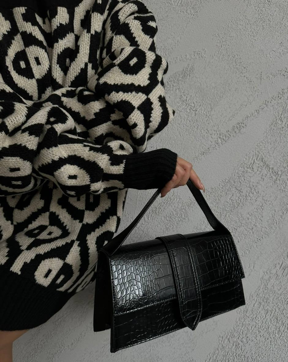 Woman holding the Dua Purse in Black, paired with a stylish outfit for a chic look
