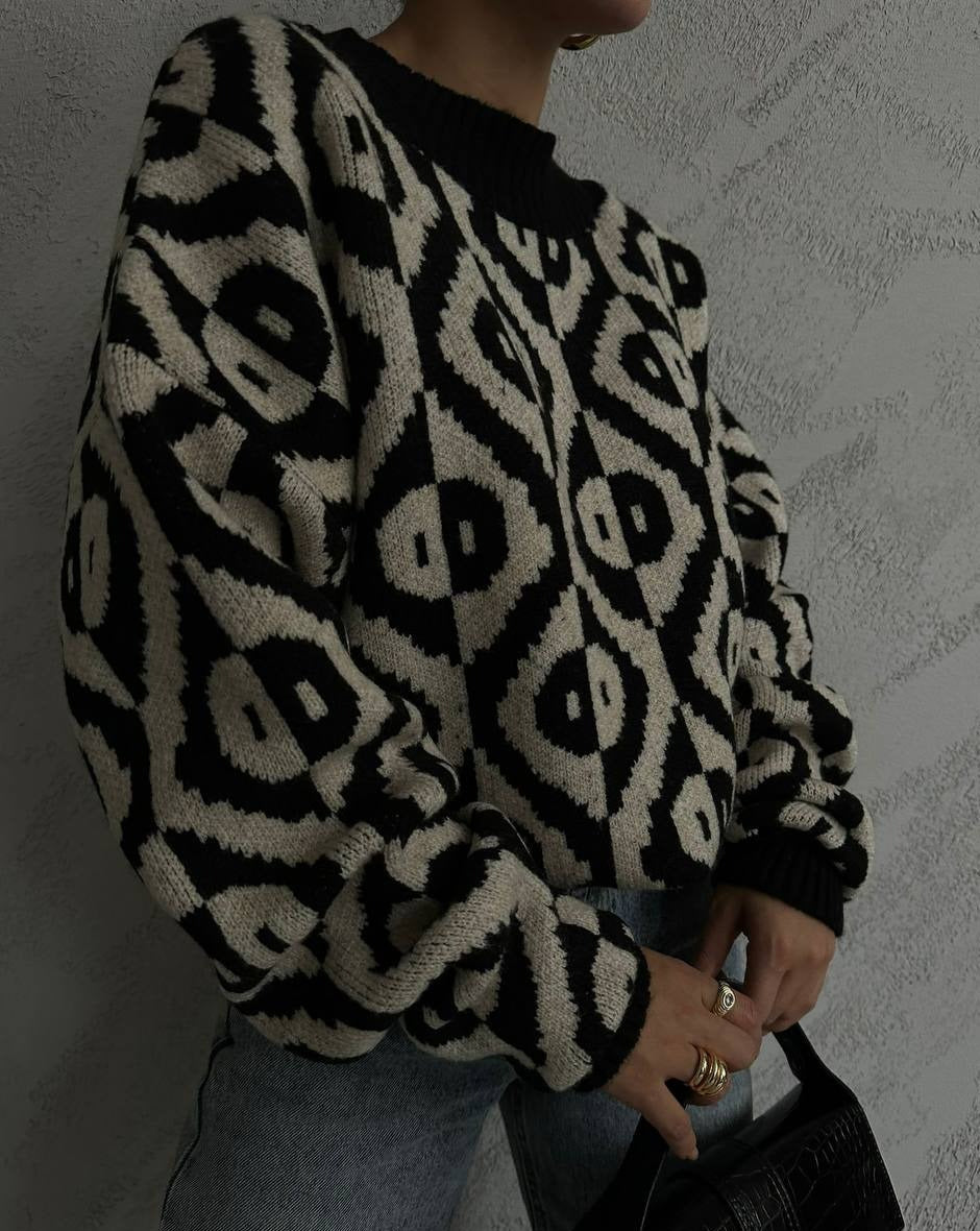 Trendy-black-and-white-Freya-sweater-for-winter-wardrobe